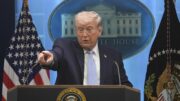 Scure di Trump sui giornalisti: niente accesso alla Casa Bianca per Cnn, Ms Now e Politico. “Assalto ai diritti, avanti con il nostro lavoro”