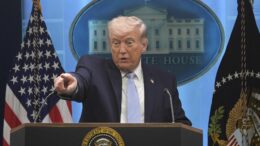 Scure di Trump sui giornalisti: niente accesso alla Casa Bianca per Cnn, Ms Now e Politico. “Assalto ai diritti, avanti con il nostro lavoro”