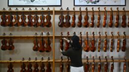 Cina, i violini della contea di Queshan raggiungono tutto il mondo