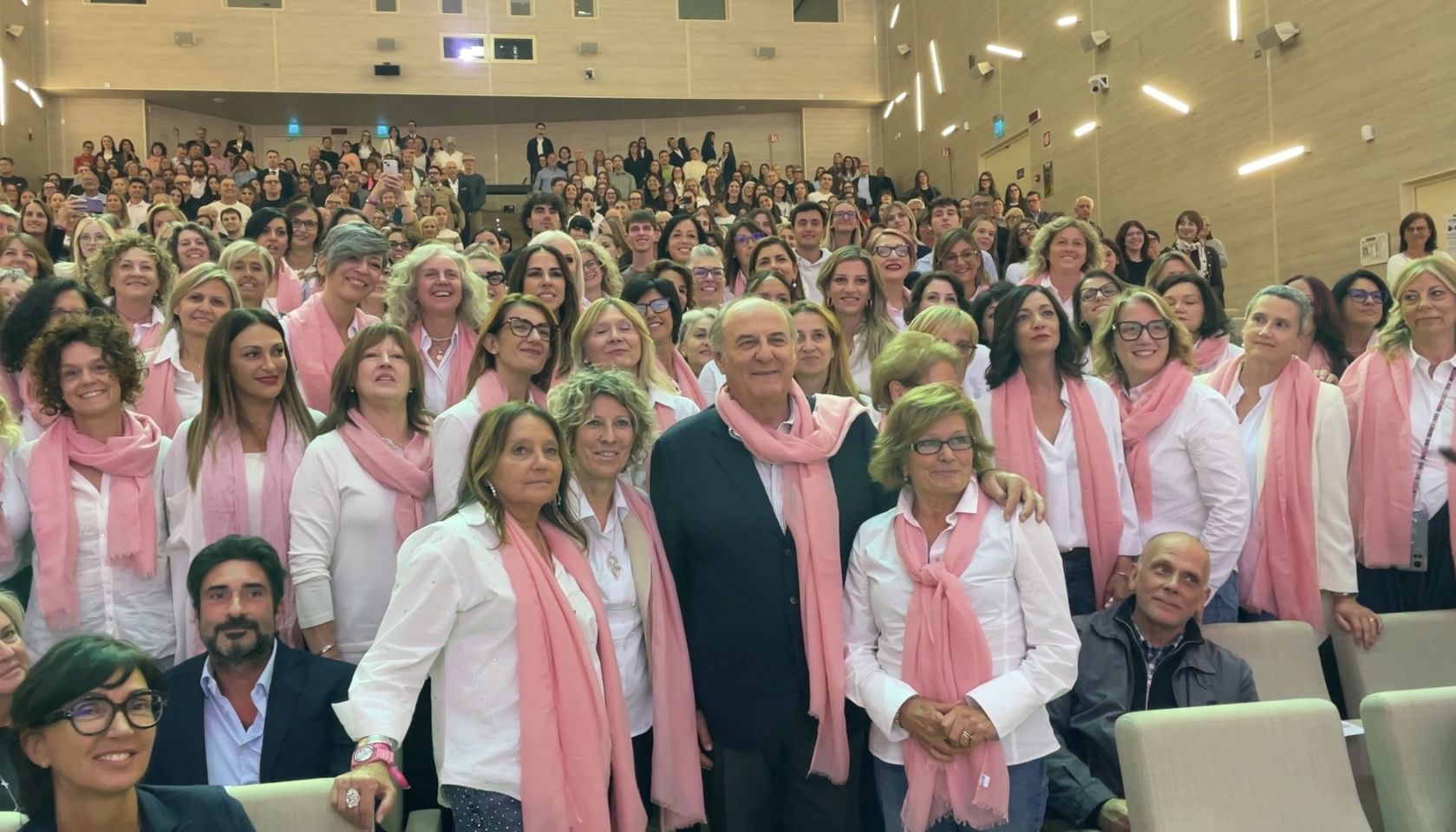 Tumore al seno, “Sorrisi in Rosa” festeggia 10 anni di solidarietà e prevenzione Tumore al seno, “Sorrisi in Rosa” festeggia 10 anni di solidarietà e prevenzione