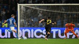 Doppietta De Bruyne e gol di Lang, al Maradona il Napoli batte 3-0 il Frosinone