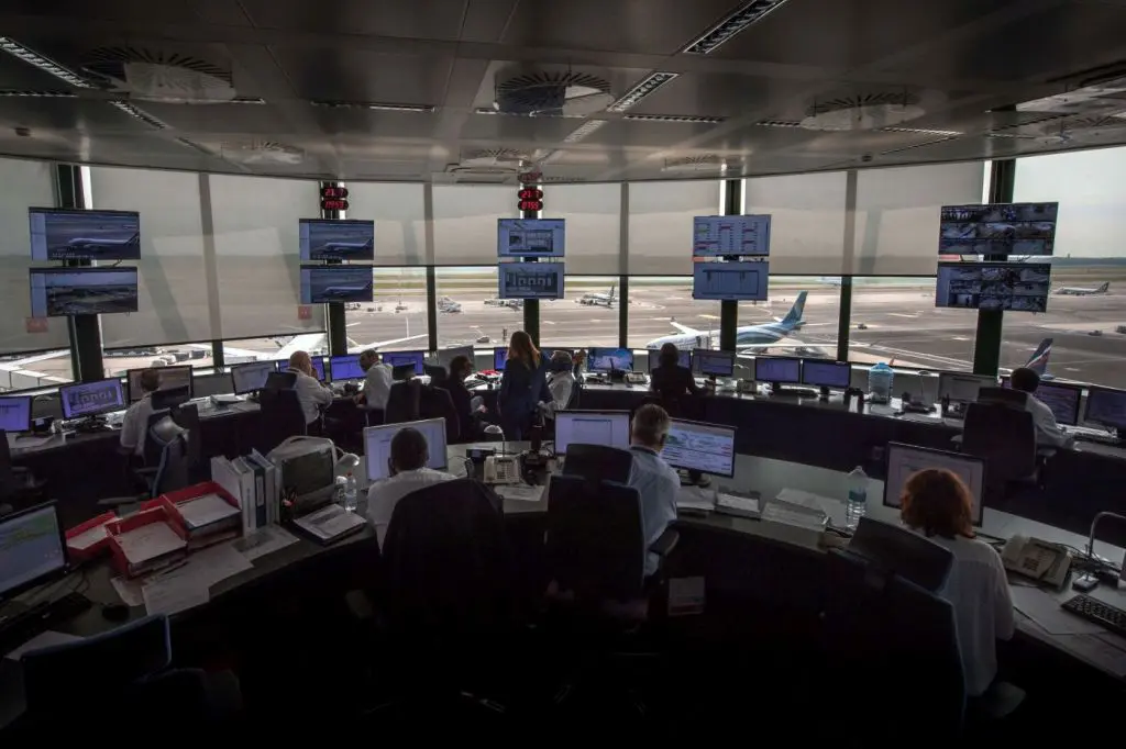 Enav “Riduzione del traffico aereo per anomalie alla rete di trasmissione dati” Enav “Riduzione del traffico aereo per anomalie alla rete di trasmissione dati”