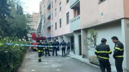 Anziana morta nel rogo a Milano: portato in ospedale l’inquilino sospettato dell’incendio