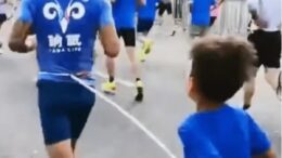 Bambino legato e costretto a correre una mezza maratona: runner squalificato tre anni