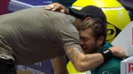 Cobolli si infortuna nel derby e scoppia a piangere, Atp Finals a rischio. Berrettini lo abbraccia