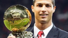 Cristiano Ronaldo batte Messi, è suo il Pallone d’Oro di tutti i tempi. Poi sui social: “Il calcio è dei tifosi!”