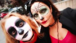 Halloween, trucchi e maschere possono danneggiare la pelle: ecco i rischi