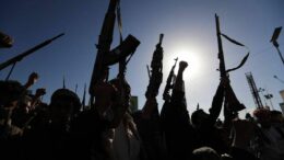Houthi: “Evitate aeroporti e spazio aereo sauditi, pronti a nuovi attacchi”