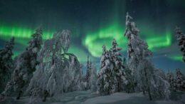 Lorenzo Mirandola, il cacciatore di aurora boreale si racconta in ‘Quando il cielo si accende’