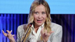 Manovra 2027, arrivano anche le targhe personalizzate. Meloni: “Ci si può sbizzarrire”