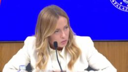 Manovra, via libera del Cdm. Irpef al 33% fino a 55mila euro, incentivi per affitti ai giovani e fondo previdenziale nuovi nati. Meloni: “Molto soddisfatta”