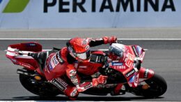 Marquez accelera, Bezzecchi e Fernandez cadono: cos’è successo in partenza in MotoGp