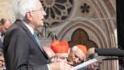 Mattarella ad Assisi: “San Francesco ci insegna che la colpa più grande è uccidere in nome di Dio” / Video