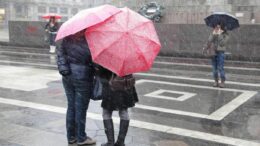 Meteo, weekend di freddo e maltempo: crollano le temperature, temporali e neve a 1.000 metri