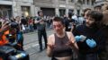 Milano, bottiglie e tavolini contro la polizia: scontri e feriti al corteo ‘Italia in Piazza’