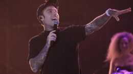 Milano, cameriere fa una foto a Fedez in discoteca e viene aggredito dai buttafuori: indagini in corso
