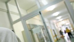 Napoli, donna incinta viene dimessa: torna in ospedale e muore insieme alla bimba