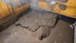 Pompei, scoperto l’armadio dei ricordi: all’interno trucco, monete e un’antica collana