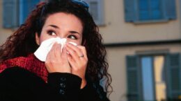 Raffreddore che non passa, cosa fare: esperto svela le cause dei sintomi infiniti