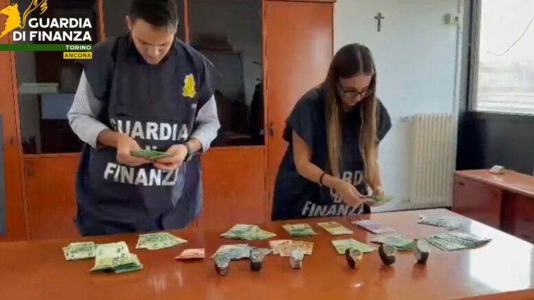 Frode iva transnazionale nel commercio di materie plastiche, sequestro da 25 milioni / Video