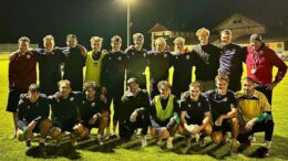 Sinner, ritorno a casa e visita alla squadra del paese (con foto di gruppo)