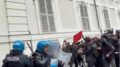 Torino, tensioni e scontri al corteo: lancio di oggetti e cariche della polizia