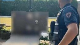 Treviglio, si accanisce contro lapide ex sindaco per una vicenda degli anni ’60: denunciata 90enne