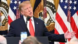 Trump, l’omaggio a Cristoforo Colombo e le battute: “Il mio amico Pavarotti…”