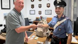 Turista dimentica zaino con oltre 2mila dollari sul treno Civitavecchia-Roma, cittadino gli salva la vacanza