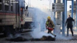 Ucraina, droni russi contro treno passeggeri a Dnipro: almeno 13 morti. A Chernihiv uccise due 15enni