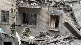 Ucraina, raid Russia su Zaporizhzhia: 12 morti. Zelensky: “Putin ringrazia così per revoca sanzioni”