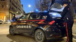 Bolzano, vaga ubriaco in una galleria e aggredisce i Carabinieri: arrestato