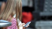 Dolore o tensione alla nuca, alle spalle e alla parte alta della schiena, cos’è il ‘text neck’ o collo da smartphone