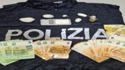 Arrestato dalla Squadra Mobile un tunisino 42enne, pluripregiudicato per detenzione di cocaina ai fini di spaccio che da circa un anno aveva terminato l’affidamento in prova ai servizi sociali, fermato nella propria autovettura con 40 grammi di cocaina.