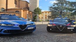 Polizia di Stato e Arma dei Carabinieri arrestano per resistenza a pubblico ufficiale un 57enne cittadino albanese e denunciano per il medesimo reato un 47 enne cittadino moldavo che la notte scorsa hanno dato origine ad un inseguimento.