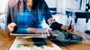 L’Intelligenza Artificiale fa lavorare di meno? Non proprio, per i dipendenti aumenta impegno e divario con i dirigenti