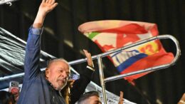 Brasile, Lula rieletto presidente: Bolsonaro chiede l’annullamento. Trump contesta il voto: “Hanno usato manuale Biden”