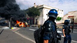 Infiamma la protesta degli studenti in Francia: incendio in una scuola a Metz, fermato 15enne per aggressione