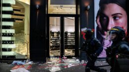 Cosmetici, smartphone e abiti firmati: il bottino dei saccheggi in vendita su Vinted