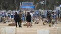 Israele, i due volti del 7 ottobre: sopravvissuti e familiari si riuniscono il giorno del massacro, il governo il 5