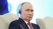 Putin compie 74 anni, da spie cancro a studio su ‘andatura da pistolero’: tutti gli alert sulla salute