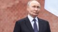 Putin compie 74 anni: dal trattore al coccodrillo, ecco i regali più assurdi ricevuti