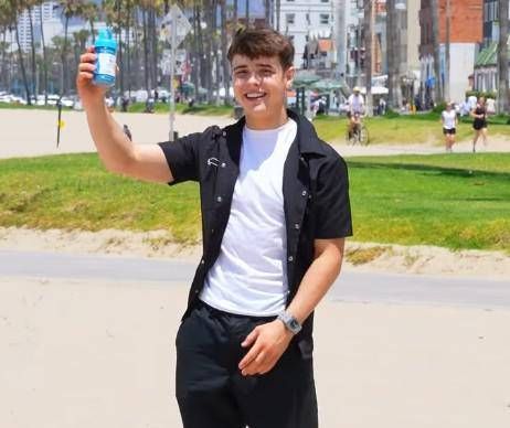 Un ragazzo lascia gli studi e fonda una startup di asciugamani: oggi guadagna 890mila euro l’anno