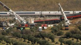 Disastro ferroviario in Spagna, bilancio morti sale ancora. Due italiane ancora disperse