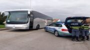 I controlli della Polizia Stradale sull’efficienza e la sicurezza del trasporto sui pullman in partenza per il viaggio d’istruzione a Selvazzano Dentro. L’applauso di alunni ed insegnanti.