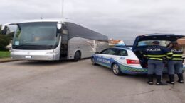 I controlli della Polizia Stradale sull’efficienza e la sicurezza del trasporto sui pullman in partenza per il viaggio d’istruzione a Selvazzano Dentro. L’applauso di alunni ed insegnanti.