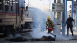 Ucraina, droni russi colpiscono un treno passeggeri a Dnipro: almeno 13 morti ﻿