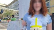 Papa, la 13enne Varvara gli dona un Pontefice di pannolenci in miniatura: “Lo proteggerà dalla malattia”