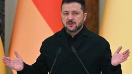 Ucraina, Zelensky: “La guerra ibrida di Putin colpisce anche l’Italia”
